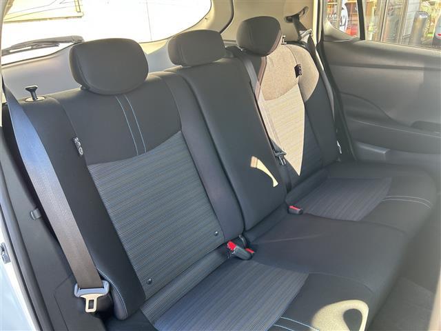 リーフ Ｇ　１オーナー　純正ナビ　ＦＭ／ＡＭ／ＵＳＢ／ＢＴ／ＴＶ／ＤＶＤ／ＣＤ　ＥＴＣ　シートヒーターＤＮ　ステアリングヒーター　追従クルコン　Ｐアシスト　３６０度カメラ　純正フロア　ＬＥＤヘッド　保証書　取説（24枚目）