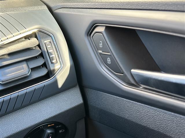 Ｔ－クロス ＴＳＩ　スタイル　ＥＴＣ２．０　ルーフレール　積込スタッドレス純正ＡＷタイヤ１６インチ４本　フォグランプ　ＬＥＤライト　純正フロア　コーナーセンサー　クリアランスソナー　ＢＳＭ　スマートキー　スペアキー１本　クルコン追（22枚目）