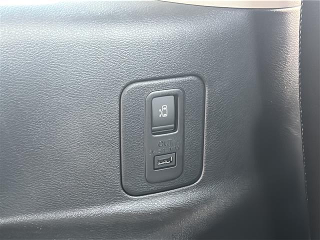 セレナ ハイウェイスター Vセレクション ワンオーナー・純ナビ・フルセグTV・BT Audio・CD・DVD・フリップダウンモニター・レーダークルーズコントロール・バックカメラ・アラウンドビューモニター・両側パワースライドドア・プロパイロット(20枚目)