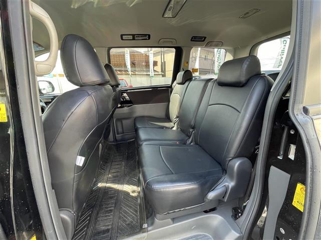 ヴォクシー ZS 煌II 社外ナビ 両側パワースライドドア ビルトインETC バックカメラ MTモード付AT パドルシフト ウォークスルー プッシュスタート スマートキー 純正16インチアルミホイール ハロゲン USB入力端子(24枚目)