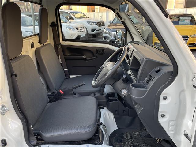 ハイゼットトラック スタンダード ラジオカセット(AM/FM) パワーステアリング 4WD 純正12インチアルミホイール 純正フロアマット ハロゲンヘッドライト 荷台3方向開き 保証書 記録簿 取扱説明書 スペアキー(2枚目)