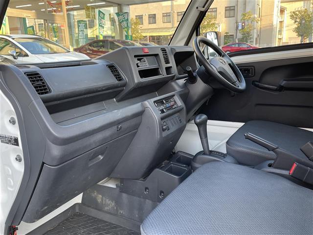 ハイゼットトラック スタンダード ラジオカセット(AM/FM) パワーステアリング 4WD 純正12インチアルミホイール 純正フロアマット ハロゲンヘッドライト 荷台3方向開き 保証書 記録簿 取扱説明書 スペアキー(3枚目)
