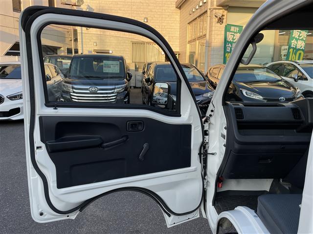 ハイゼットトラック スタンダード ラジオカセット(AM/FM) パワーステアリング 4WD 純正12インチアルミホイール 純正フロアマット ハロゲンヘッドライト 荷台3方向開き 保証書 記録簿 取扱説明書 スペアキー(6枚目)