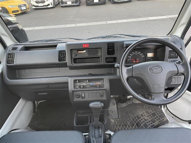 ハイゼットトラック スタンダード ラジオカセット(AM/FM) パワーステアリング 4WD 純正12インチアルミホイール 純正フロアマット ハロゲンヘッドライト 荷台3方向開き 保証書 記録簿 取扱説明書 スペアキー(7枚目)