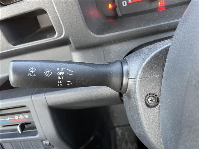 ハイゼットトラック スタンダード ラジオカセット(AM/FM) パワーステアリング 4WD 純正12インチアルミホイール 純正フロアマット ハロゲンヘッドライト 荷台3方向開き 保証書 記録簿 取扱説明書 スペアキー(10枚目)