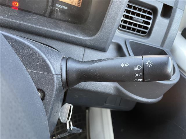 ハイゼットトラック スタンダード ラジオカセット(AM/FM) パワーステアリング 4WD 純正12インチアルミホイール 純正フロアマット ハロゲンヘッドライト 荷台3方向開き 保証書 記録簿 取扱説明書 スペアキー(11枚目)