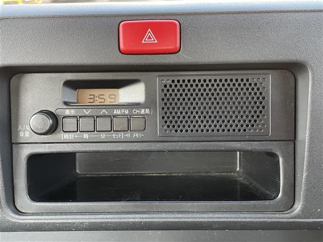 ハイゼットトラック スタンダード ラジオカセット(AM/FM) パワーステアリング 4WD 純正12インチアルミホイール 純正フロアマット ハロゲンヘッドライト 荷台3方向開き 保証書 記録簿 取扱説明書 スペアキー(12枚目)