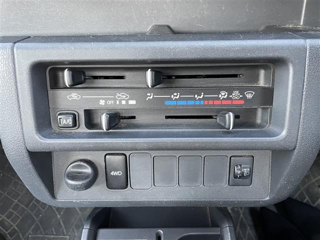 ハイゼットトラック スタンダード ラジオカセット(AM/FM) パワーステアリング 4WD 純正12インチアルミホイール 純正フロアマット ハロゲンヘッドライト 荷台3方向開き 保証書 記録簿 取扱説明書 スペアキー(13枚目)