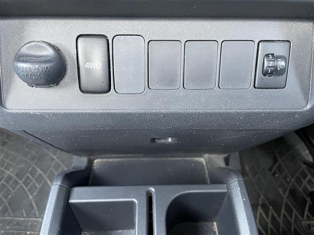 ハイゼットトラック スタンダード ラジオカセット(AM/FM) パワーステアリング 4WD 純正12インチアルミホイール 純正フロアマット ハロゲンヘッドライト 荷台3方向開き 保証書 記録簿 取扱説明書 スペアキー(14枚目)