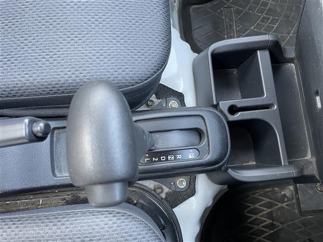 ハイゼットトラック スタンダード ラジオカセット(AM/FM) パワーステアリング 4WD 純正12インチアルミホイール 純正フロアマット ハロゲンヘッドライト 荷台3方向開き 保証書 記録簿 取扱説明書 スペアキー(15枚目)