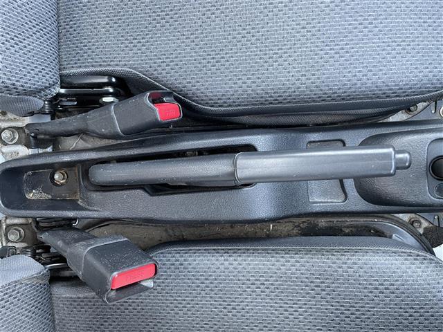 ハイゼットトラック スタンダード ラジオカセット(AM/FM) パワーステアリング 4WD 純正12インチアルミホイール 純正フロアマット ハロゲンヘッドライト 荷台3方向開き 保証書 記録簿 取扱説明書 スペアキー(18枚目)