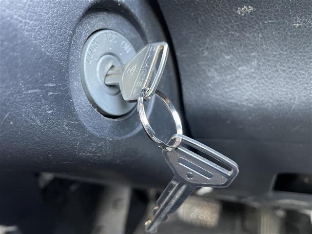 ハイゼットトラック スタンダード ラジオカセット(AM/FM) パワーステアリング 4WD 純正12インチアルミホイール 純正フロアマット ハロゲンヘッドライト 荷台3方向開き 保証書 記録簿 取扱説明書 スペアキー(19枚目)