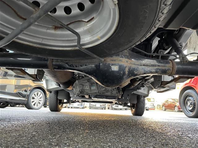 ハイゼットトラック スタンダード ラジオカセット(AM/FM) パワーステアリング 4WD 純正12インチアルミホイール 純正フロアマット ハロゲンヘッドライト 荷台3方向開き 保証書 記録簿 取扱説明書 スペアキー(35枚目)