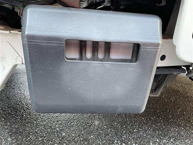 ハイゼットトラック スタンダード ラジオカセット(AM/FM) パワーステアリング 4WD 純正12インチアルミホイール 純正フロアマット ハロゲンヘッドライト 荷台3方向開き 保証書 記録簿 取扱説明書 スペアキー(37枚目)