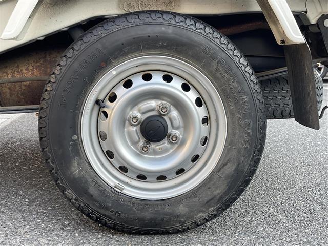 ハイゼットトラック スタンダード ラジオカセット(AM/FM) パワーステアリング 4WD 純正12インチアルミホイール 純正フロアマット ハロゲンヘッドライト 荷台3方向開き 保証書 記録簿 取扱説明書 スペアキー(38枚目)