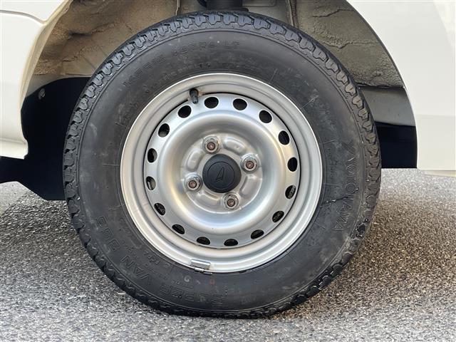 ハイゼットトラック スタンダード ラジオカセット(AM/FM) パワーステアリング 4WD 純正12インチアルミホイール 純正フロアマット ハロゲンヘッドライト 荷台3方向開き 保証書 記録簿 取扱説明書 スペアキー(39枚目)