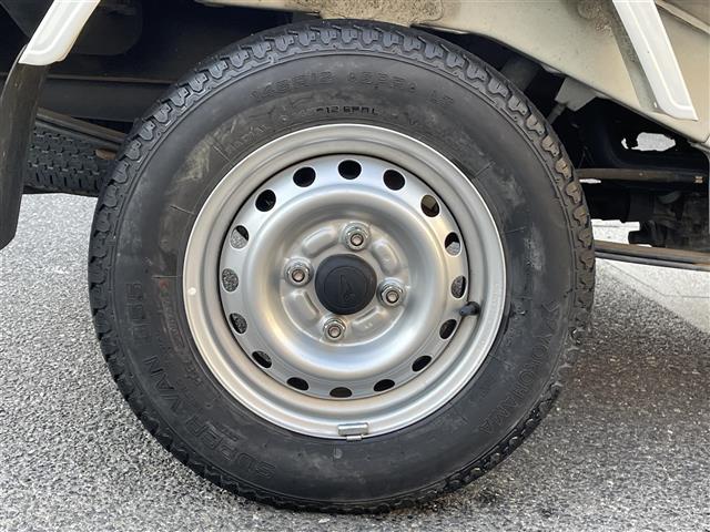 ハイゼットトラック スタンダード ラジオカセット(AM/FM) パワーステアリング 4WD 純正12インチアルミホイール 純正フロアマット ハロゲンヘッドライト 荷台3方向開き 保証書 記録簿 取扱説明書 スペアキー(40枚目)
