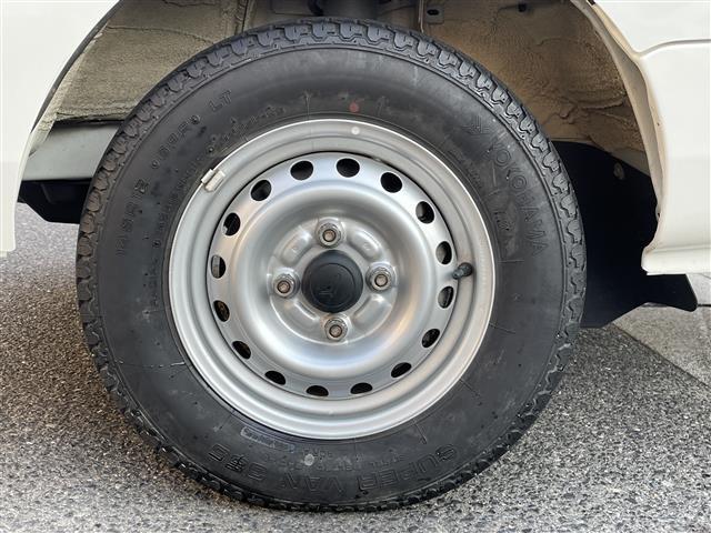 ハイゼットトラック スタンダード ラジオカセット(AM/FM) パワーステアリング 4WD 純正12インチアルミホイール 純正フロアマット ハロゲンヘッドライト 荷台3方向開き 保証書 記録簿 取扱説明書 スペアキー(41枚目)