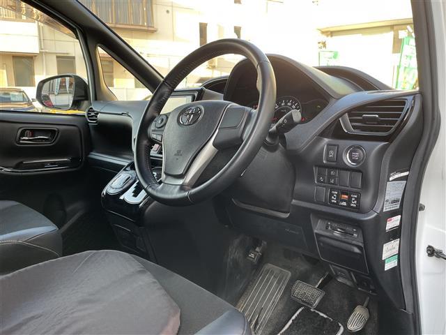 ノア Ｓｉ　ダブルバイビーＩＩ　純正ナビ　衝突軽減　クルコン　アイドリングストップ　オートハイビーム　ビルトインＥＴＣ　ドラレコ　バックカメラ　両側パワスラ　ウォークスルー　ＭＴ付きＡＴ　スマートキー　スペアキー　純正１６インチＡＷ（2枚目）