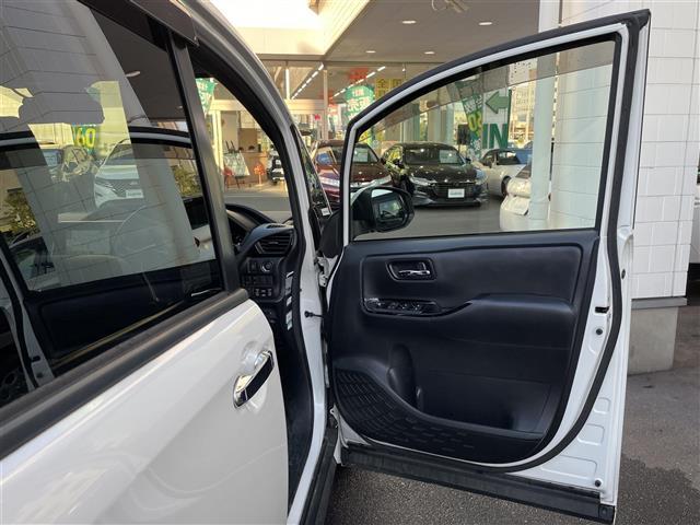 ノア Ｓｉ　ダブルバイビーＩＩ　純正ナビ　衝突軽減　クルコン　アイドリングストップ　オートハイビーム　ビルトインＥＴＣ　ドラレコ　バックカメラ　両側パワスラ　ウォークスルー　ＭＴ付きＡＴ　スマートキー　スペアキー　純正１６インチＡＷ（13枚目）