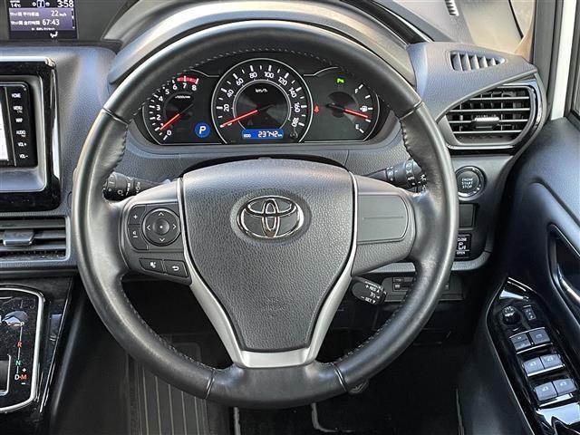 ノア Ｓｉ　ダブルバイビーＩＩ　純正ナビ　衝突軽減　クルコン　アイドリングストップ　オートハイビーム　ビルトインＥＴＣ　ドラレコ　バックカメラ　両側パワスラ　ウォークスルー　ＭＴ付きＡＴ　スマートキー　スペアキー　純正１６インチＡＷ（15枚目）