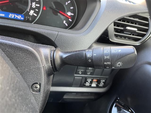 ノア Ｓｉ　ダブルバイビーＩＩ　純正ナビ　衝突軽減　クルコン　アイドリングストップ　オートハイビーム　ビルトインＥＴＣ　ドラレコ　バックカメラ　両側パワスラ　ウォークスルー　ＭＴ付きＡＴ　スマートキー　スペアキー　純正１６インチＡＷ（22枚目）