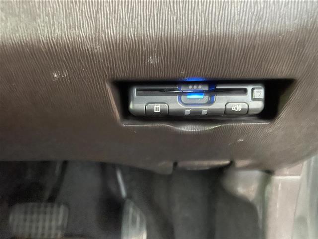 パッソ Ｘ　クツロギ　ミュージックプレイヤー　ＥＴＣ　社外１３インチアルミホイール　パワーステアリング　パワーウィンドウ　純正フロアマット　ハロゲンヘッドライト　ベンチシート　ドアバイザー（5枚目）