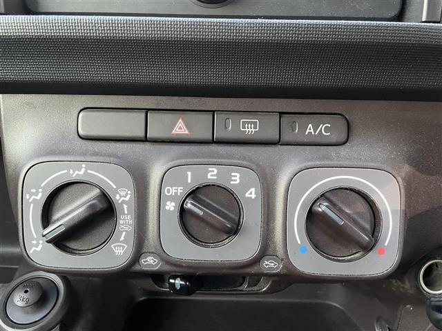 パッソ Ｘ　クツロギ　ミュージックプレイヤー　ＥＴＣ　社外１３インチアルミホイール　パワーステアリング　パワーウィンドウ　純正フロアマット　ハロゲンヘッドライト　ベンチシート　ドアバイザー（6枚目）