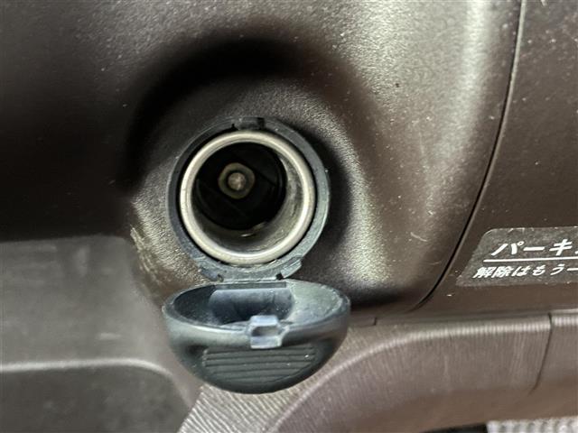 パッソ Ｘ　クツロギ　ミュージックプレイヤー　ＥＴＣ　社外１３インチアルミホイール　パワーステアリング　パワーウィンドウ　純正フロアマット　ハロゲンヘッドライト　ベンチシート　ドアバイザー（8枚目）