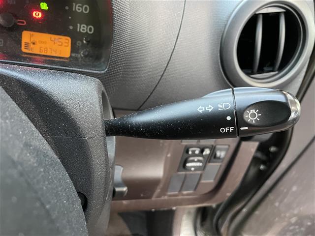 パッソ Ｘ　クツロギ　ミュージックプレイヤー　ＥＴＣ　社外１３インチアルミホイール　パワーステアリング　パワーウィンドウ　純正フロアマット　ハロゲンヘッドライト　ベンチシート　ドアバイザー（13枚目）