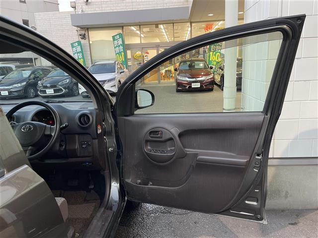 パッソ Ｘ　クツロギ　ミュージックプレイヤー　ＥＴＣ　社外１３インチアルミホイール　パワーステアリング　パワーウィンドウ　純正フロアマット　ハロゲンヘッドライト　ベンチシート　ドアバイザー（34枚目）