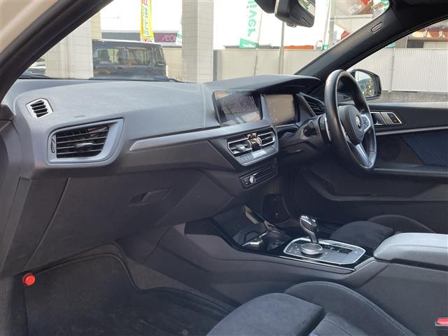 １シリーズ Ｍ１３５ｉ　ｘＤｒｉｖｅ　純正ナビ　置くだけ充電　衝突軽減　レーンキープ　Ｐアシスト　クルコン　アイドリングストップ　Ｂカメラ　ＥＴＣ　ドラレコ　ＢＳＭ　パワーシート　シートヒーター　パドルシフト　純正１８ＡＷ　電動リアゲート（4枚目）