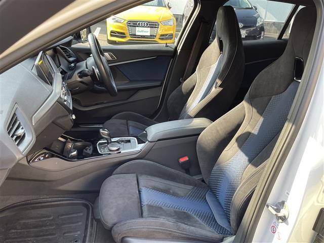 １シリーズ Ｍ１３５ｉ　ｘＤｒｉｖｅ　純正ナビ　置くだけ充電　衝突軽減　レーンキープ　Ｐアシスト　クルコン　アイドリングストップ　Ｂカメラ　ＥＴＣ　ドラレコ　ＢＳＭ　パワーシート　シートヒーター　パドルシフト　純正１８ＡＷ　電動リアゲート（5枚目）
