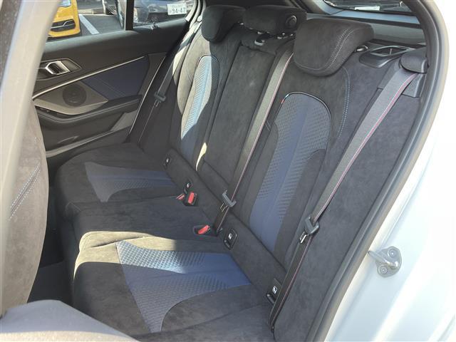 １シリーズ Ｍ１３５ｉ　ｘＤｒｉｖｅ　純正ナビ　置くだけ充電　衝突軽減　レーンキープ　Ｐアシスト　クルコン　アイドリングストップ　Ｂカメラ　ＥＴＣ　ドラレコ　ＢＳＭ　パワーシート　シートヒーター　パドルシフト　純正１８ＡＷ　電動リアゲート（9枚目）
