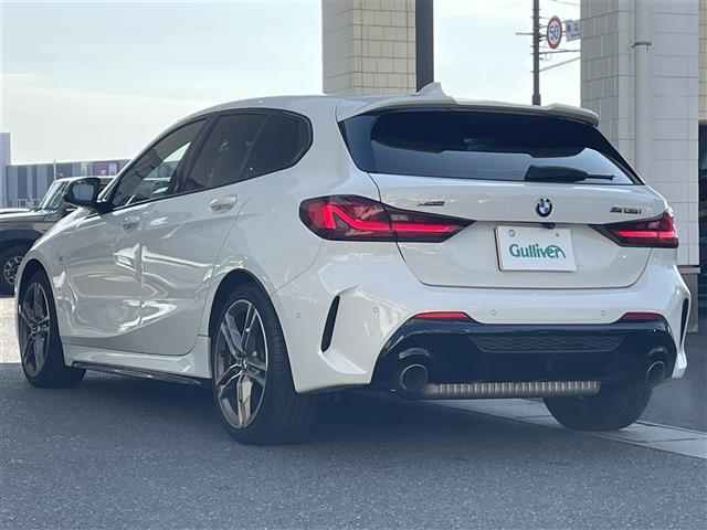 １シリーズ Ｍ１３５ｉ　ｘＤｒｉｖｅ　純正ナビ　置くだけ充電　衝突軽減　レーンキープ　Ｐアシスト　クルコン　アイドリングストップ　Ｂカメラ　ＥＴＣ　ドラレコ　ＢＳＭ　パワーシート　シートヒーター　パドルシフト　純正１８ＡＷ　電動リアゲート（43枚目）