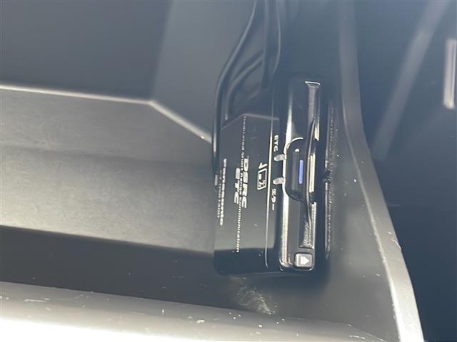 レヴォーグ ２．０ＳＴＩスポーツアイサイト　／純正ディーラーナビ／４ＷＤ／フルセグＴＶ／Ｂｌｕｅｔｏｏｔｈ・ＡＭ・ＦＭ／ＣＤ・ＤＶＤ／アドバンスドパッケージ／ガナドールマフラー／サンルーフ／赤黒レザーシート／運転席シートメモリ（4枚目）