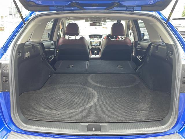 レヴォーグ ２．０ＳＴＩスポーツアイサイト　／純正ディーラーナビ／４ＷＤ／フルセグＴＶ／Ｂｌｕｅｔｏｏｔｈ・ＡＭ・ＦＭ／ＣＤ・ＤＶＤ／アドバンスドパッケージ／ガナドールマフラー／サンルーフ／赤黒レザーシート／運転席シートメモリ（12枚目）