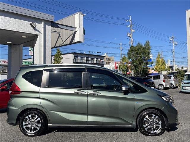 フリードハイブリッド ハイブリッド・クロスターホンダセンシング 禁煙車 ワンオーナー 純正ナビ【VXM-224VFi】 バックカメラ フルセグTV ブルートゥース ホンダセンシング ルーフレール 合皮+ファブリックシート 前席シートヒーター ETC 純フロアマット(17枚目)
