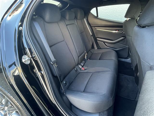 MAZDA3ファストバック 20Sプロアクティブ ツーリングセレクション 禁煙車 ワンオーナー 純正ナビ バックカメラ フルセグTV ブルートゥース ETC 前後ドライブレコーダー ヘッドアップディスプレイ 運転席パワーシート 前席シートヒーター レーンキープアシスト(8枚目)