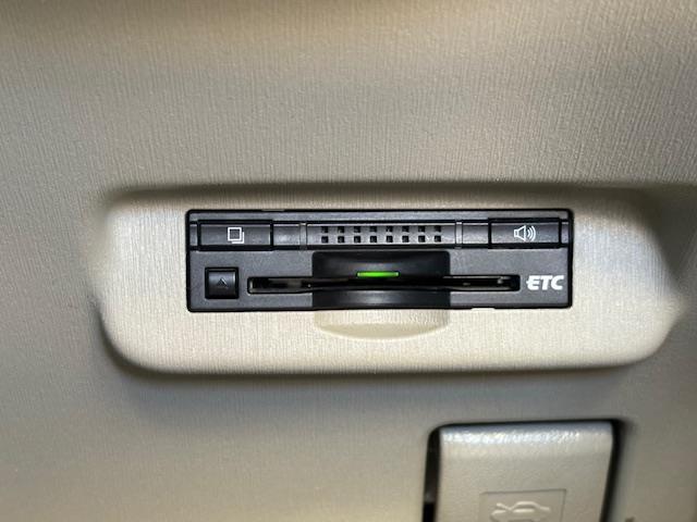 プリウス Ｓマイコーデ　禁煙車　保証書　取扱説明書　記録簿　ステアリングスイッチ　ワンオーナー　純正フロアマット　純正ドアバイザー　電格格納ミラー　ＩＳＯＦＩＸ　盗難防止システム　衝突安全ボディー　バックカメラ（4枚目）