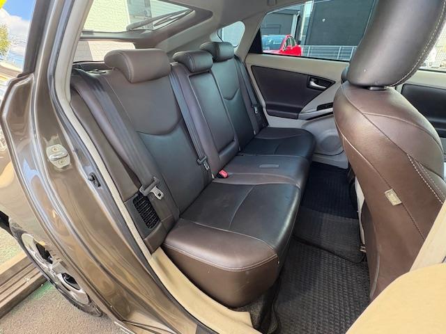 プリウス Ｓマイコーデ　禁煙車　保証書　取扱説明書　記録簿　ステアリングスイッチ　ワンオーナー　純正フロアマット　純正ドアバイザー　電格格納ミラー　ＩＳＯＦＩＸ　盗難防止システム　衝突安全ボディー　バックカメラ（7枚目）