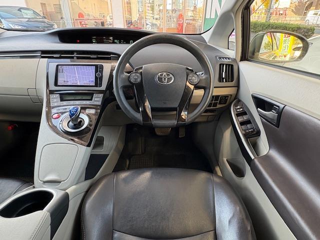 プリウス Ｓマイコーデ　禁煙車　保証書　取扱説明書　記録簿　ステアリングスイッチ　ワンオーナー　純正フロアマット　純正ドアバイザー　電格格納ミラー　ＩＳＯＦＩＸ　盗難防止システム　衝突安全ボディー　バックカメラ（8枚目）