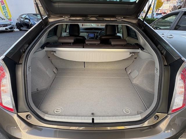 プリウス Ｓマイコーデ　禁煙車　保証書　取扱説明書　記録簿　ステアリングスイッチ　ワンオーナー　純正フロアマット　純正ドアバイザー　電格格納ミラー　ＩＳＯＦＩＸ　盗難防止システム　衝突安全ボディー　バックカメラ（11枚目）