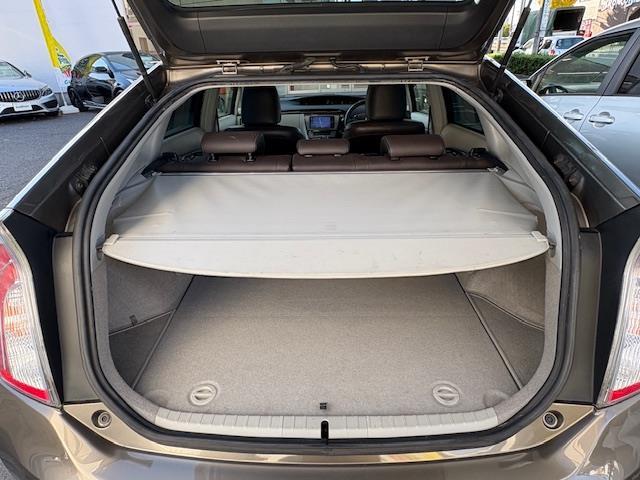 プリウス Ｓマイコーデ　禁煙車　保証書　取扱説明書　記録簿　ステアリングスイッチ　ワンオーナー　純正フロアマット　純正ドアバイザー　電格格納ミラー　ＩＳＯＦＩＸ　盗難防止システム　衝突安全ボディー　バックカメラ（12枚目）