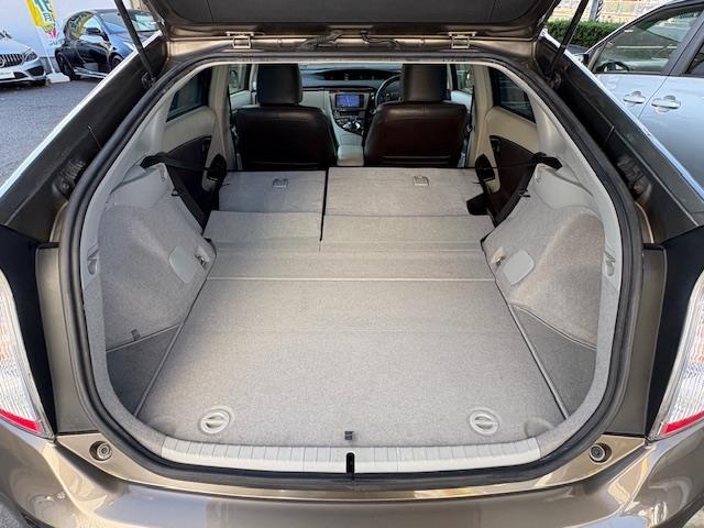 プリウス Ｓマイコーデ　禁煙車　保証書　取扱説明書　記録簿　ステアリングスイッチ　ワンオーナー　純正フロアマット　純正ドアバイザー　電格格納ミラー　ＩＳＯＦＩＸ　盗難防止システム　衝突安全ボディー　バックカメラ（14枚目）