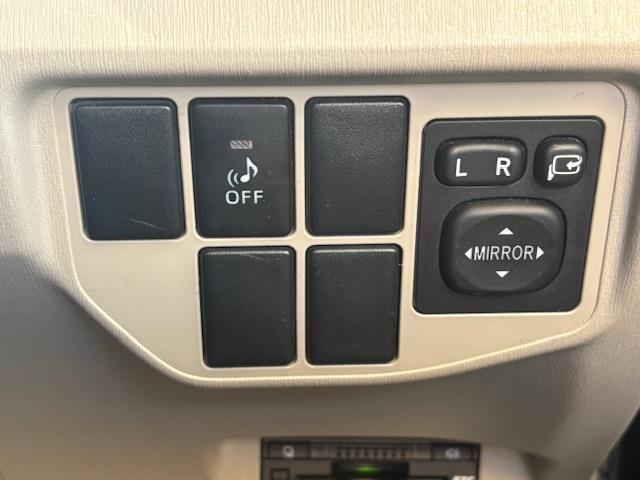 プリウス Ｓマイコーデ　禁煙車　保証書　取扱説明書　記録簿　ステアリングスイッチ　ワンオーナー　純正フロアマット　純正ドアバイザー　電格格納ミラー　ＩＳＯＦＩＸ　盗難防止システム　衝突安全ボディー　バックカメラ（15枚目）