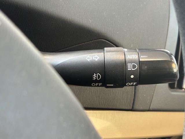 プリウス Ｓマイコーデ　禁煙車　保証書　取扱説明書　記録簿　ステアリングスイッチ　ワンオーナー　純正フロアマット　純正ドアバイザー　電格格納ミラー　ＩＳＯＦＩＸ　盗難防止システム　衝突安全ボディー　バックカメラ（26枚目）