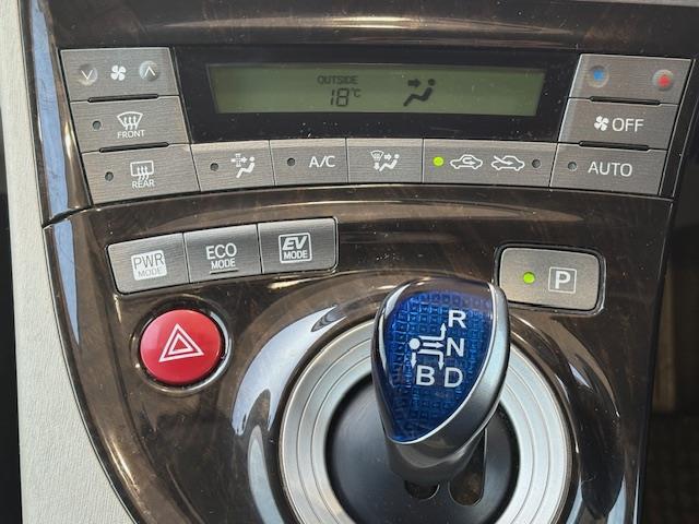 プリウス Ｓマイコーデ　禁煙車　保証書　取扱説明書　記録簿　ステアリングスイッチ　ワンオーナー　純正フロアマット　純正ドアバイザー　電格格納ミラー　ＩＳＯＦＩＸ　盗難防止システム　衝突安全ボディー　バックカメラ（29枚目）