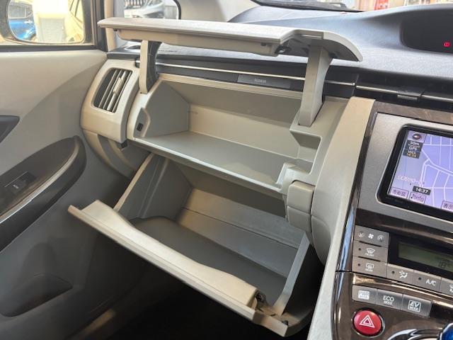 プリウス Ｓマイコーデ　禁煙車　保証書　取扱説明書　記録簿　ステアリングスイッチ　ワンオーナー　純正フロアマット　純正ドアバイザー　電格格納ミラー　ＩＳＯＦＩＸ　盗難防止システム　衝突安全ボディー　バックカメラ（32枚目）