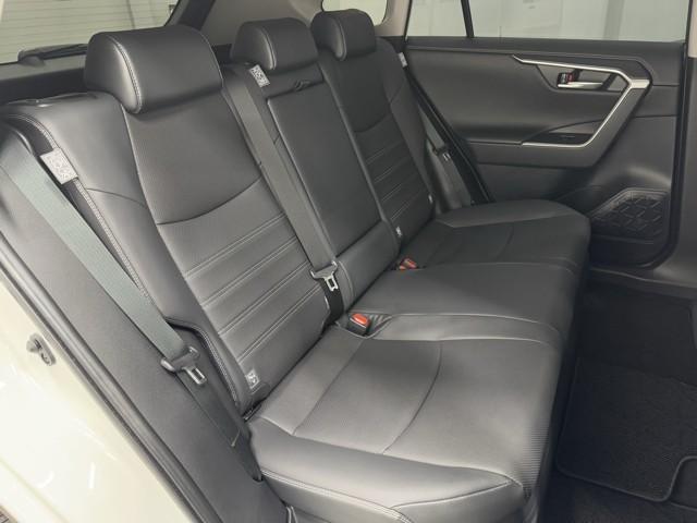 ＲＡＶ４ ハイブリッドＧ　衝突被害軽減装置　ドライブレコーダ　パノラマサンルーフ　ＡＣ１００Ｖ電源　ワンオーナ－　バックモニター　整備記録簿　寒冷地仕様　地デジＴＶ　ＬＥＤヘッドライト　スマキー　電動シ－ト　ＡＷＤ　ＴＶナビ（16枚目）